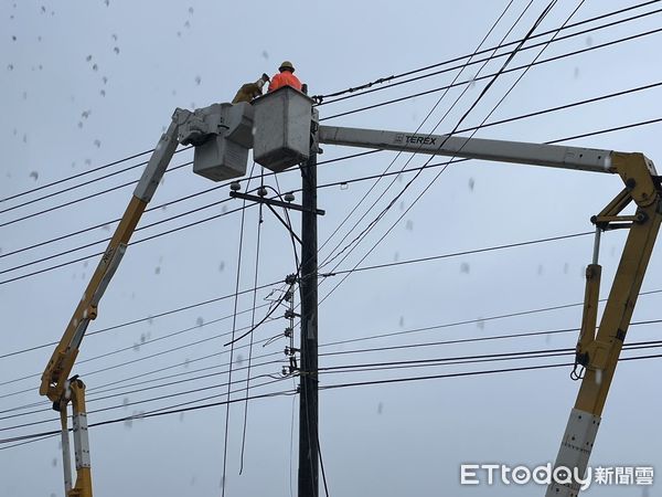 ▲台南市長溪路二段290號附近，因大雷雨雷擊造成高壓電纜斷線及礙子破損，造成378戶停電，台電冒雨搶修，目前已修復復電。（圖／記者林東良翻攝，下同）