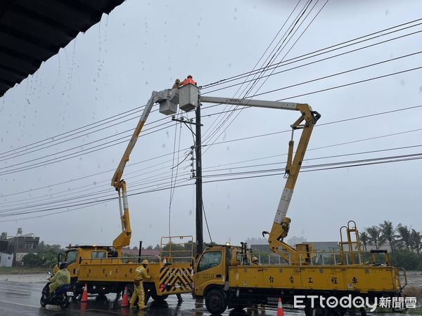 ▲台南市長溪路二段290號附近，因大雷雨雷擊造成高壓電纜斷線及礙子破損，造成378戶停電，台電冒雨搶修，目前已修復復電。（圖／記者林東良翻攝，下同）