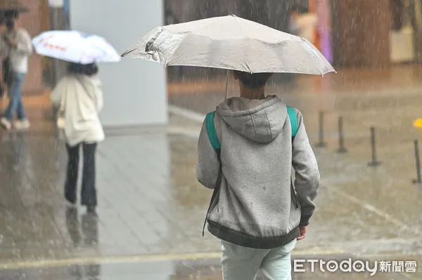 ▲▼天氣,行人,路人,雷雨,大雨,大雷雨,下雨,雨天,豪大雨,午後雷陣雨,梅雨,降雨,氣象,豪雨,西南氣流,滯留鋒面,撐傘,雨傘,陰雨綿綿,潮濕,濕度,熱對流,天氣配圖。（圖／記者李毓康攝）