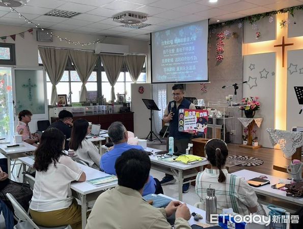 ▲▼  朴警結合教會攜手進行防詐宣導。（圖／朴子分局提供）