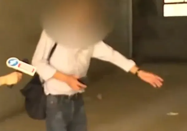 ▲阿建氣憤地表示，遺體直接擺放在他家地上。（圖／翻攝自星視頻）