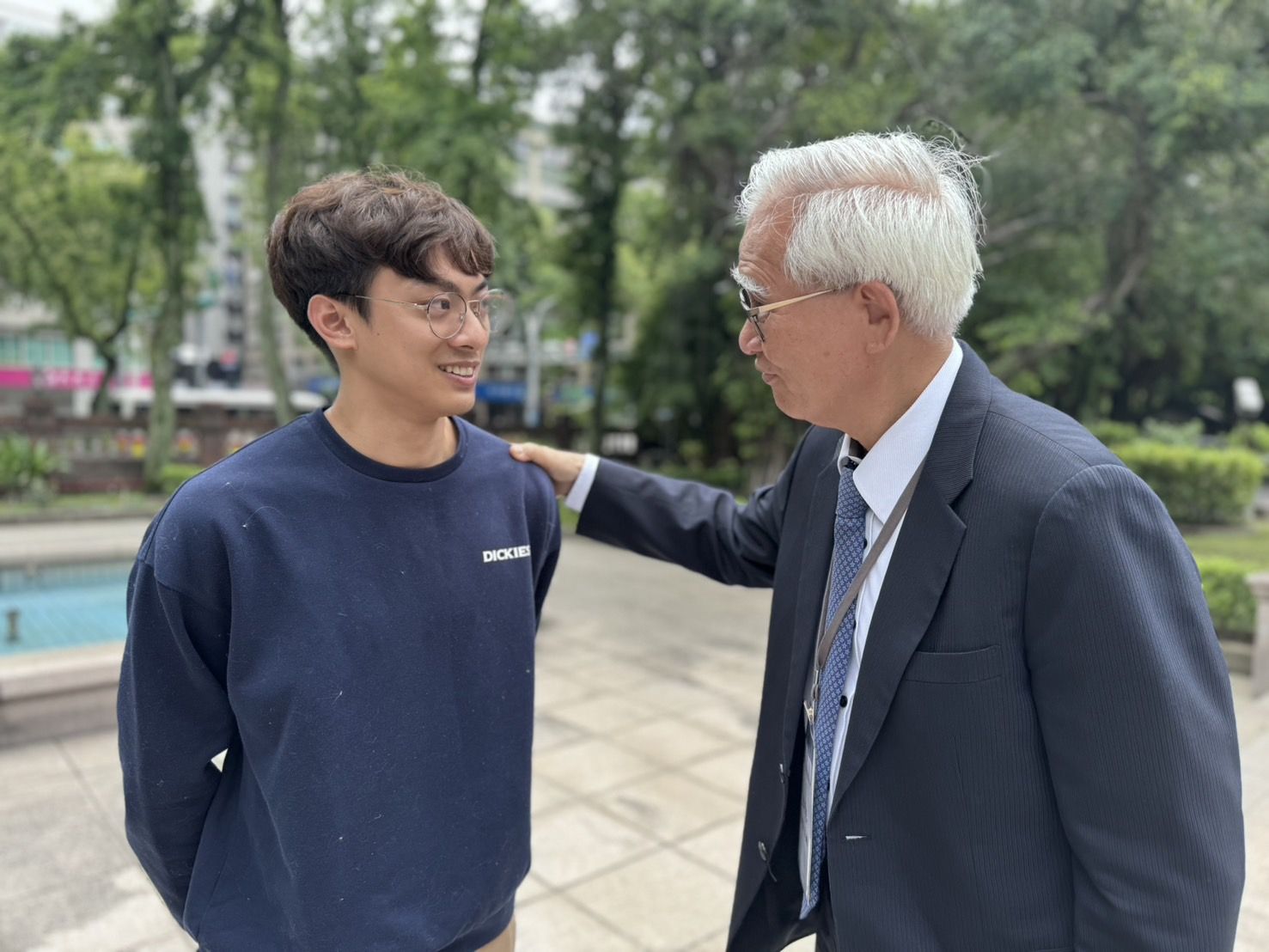 ▲▼大同大學開設大師課程，邀請國內各產業企業家任教，希望培養受產業歡迎的畢業生。圖為盧明光祝福勉勵畢業生。（圖／大同大學提供）