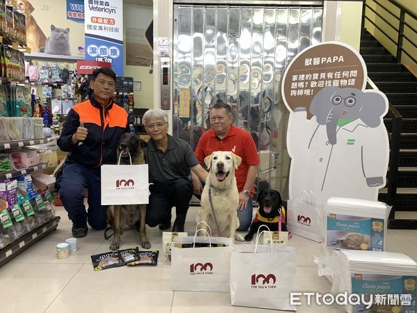 ▲高雄市政府消防局特搜犬享受英雄式待遇             。（圖／記者吳奕靖翻攝）