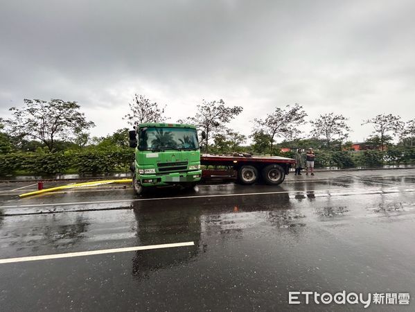 ▲▼花蓮聯結車大雨失控自撞，路燈齊根斷卡在車底。（圖／吉安警分局提供，下同）