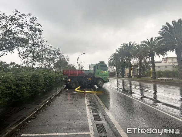 ▲▼花蓮聯結車大雨失控自撞，路燈齊根斷卡在車底。（圖／吉安警分局提供，下同）