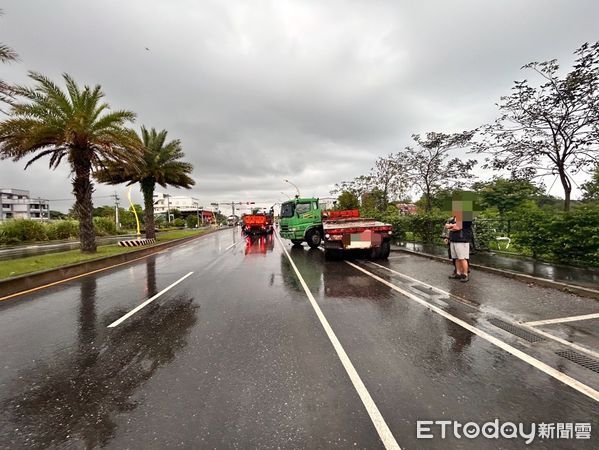 ▲▼花蓮聯結車大雨失控自撞，路燈齊根斷卡在車底。（圖／吉安警分局提供，下同）