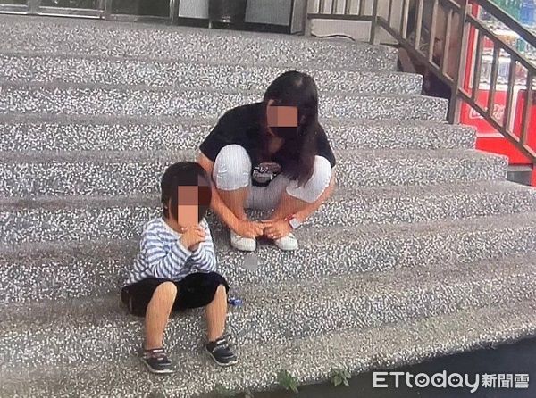 ▲桃園一名6歲男童迷途街道。（圖／大園警分局提供）