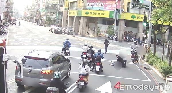 ▲吳男昏厥倒地，警員經過實施CPR救回一命。（圖／記者陸運陞翻攝）