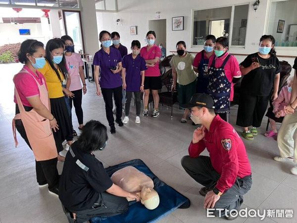 ▲南消一大新營分隊應萬安日照中心邀約，前往實施防火、防震、一氧化碳中毒防範等消防宣導。（圖／記者林東良翻攝，下同）