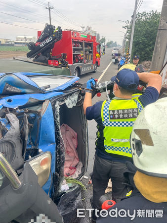 ▲▼             台19線貨車自撞，女子受困。（圖／記者翁伊森翻攝）