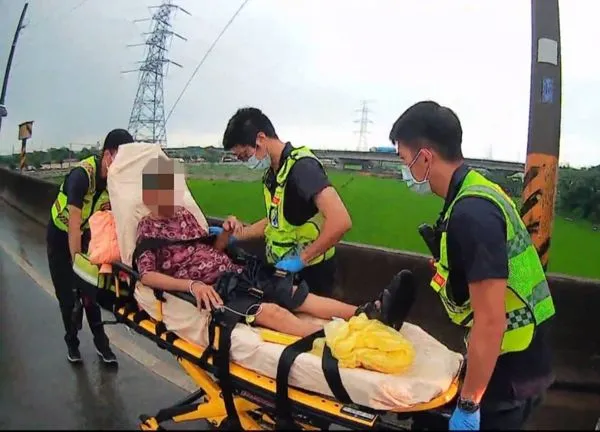 ▲▼1名失智婦迷航8公里，跌坐雨中，烏日警方用「這招」找到回家路。（圖／警方提供，下同）