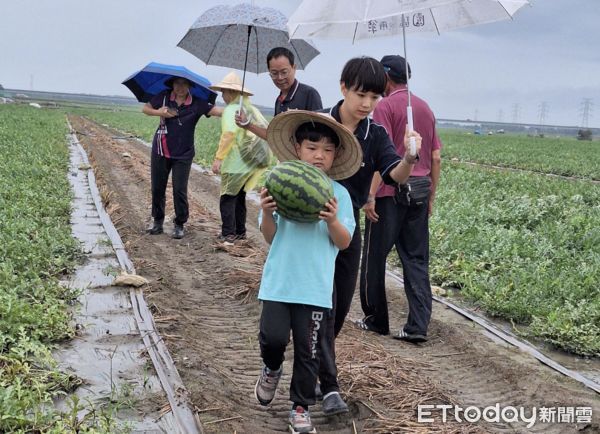 ▲西瓜達人廖營餘擔任食農講師，帶領小朋友認識孕育西瓜的濁水溪沙地特色、了解西瓜再在濁水溪沙地上摘瓜，體驗瓜農的日常。（圖／記者蔡佩旻翻攝）