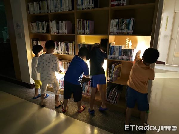 ▲在圖書館的夜晚，由馬光國小附設幼兒園老師帶領「手電筒尋寶」、「手電筒玩光影故事」還有「枕頭遊戲」，讓孩子們有一個不一樣圖書館體驗。（圖／記者蔡佩旻翻攝）