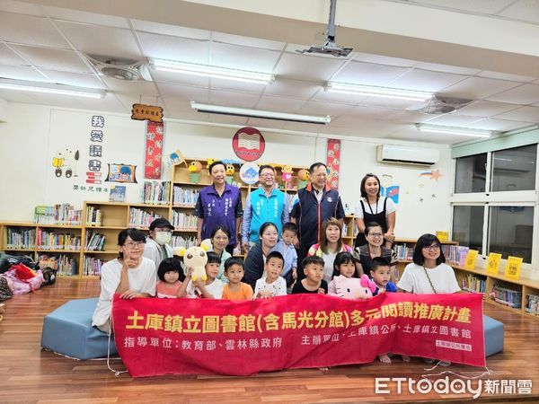 ▲在圖書館的夜晚，由馬光國小附設幼兒園老師帶領「手電筒尋寶」、「手電筒玩光影故事」還有「枕頭遊戲」，讓孩子們有一個不一樣圖書館體驗。（圖／記者蔡佩旻翻攝）