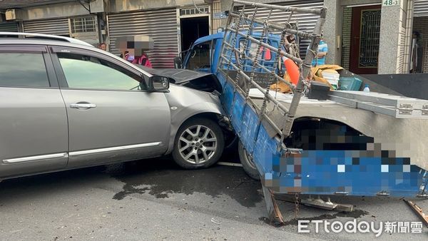 ▲▼橋頭區芋寮路路段下午發生一起車禍事故，一輛自小客車逆向行駛，衝撞對向而來的小貨車，造成1人受傷送醫。（圖／記者吳世龍翻攝）