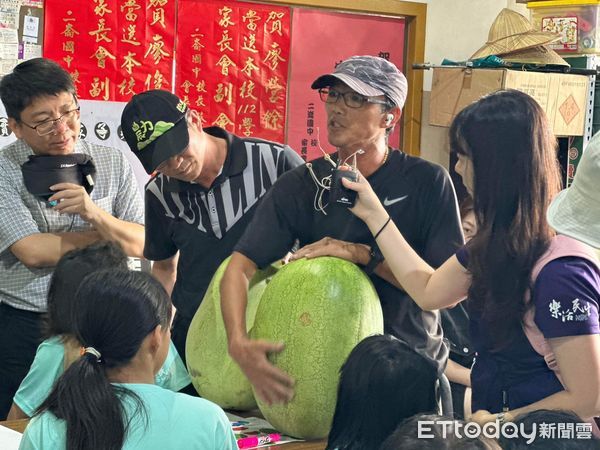 ▲西瓜達人廖營餘擔任食農講師，帶領小朋友認識孕育西瓜的濁水溪沙地特色、了解西瓜再在濁水溪沙地上摘瓜，體驗瓜農的日常。（圖／記者蔡佩旻翻攝）