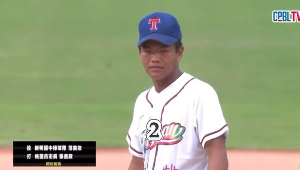 ▲范宸竣開球砸到桃園市長張善政 。（圖／截自CPBL TV)