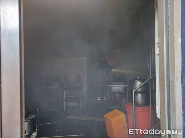▲台南市北區立賢路1段1家餐廳28日上午驚傳發生火災，消防人員射水搶救。（圖／民眾提供，下同）