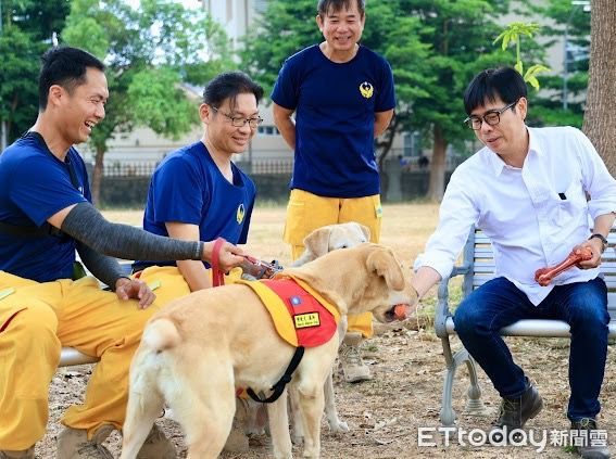 ▲▼陳其邁慰勉搜救犬隊。（圖／記者許宥孺翻攝）