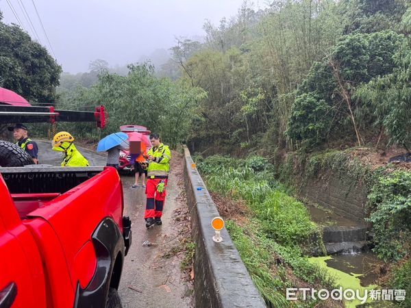 ▲▼快訊／台中2女駕車翻落3米山溝！1人一度受困被救起。（圖／民眾提供）