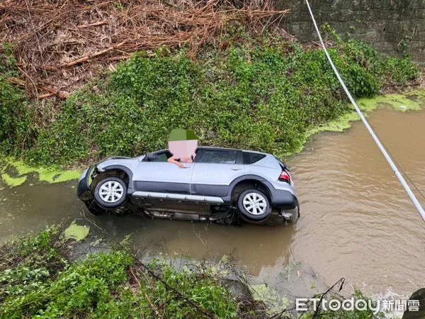 ▲▼快訊／台中2女駕車翻落3米山溝！1人一度受困被救起。（圖／民眾提供）