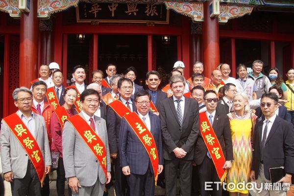 ▲台南市延平郡王祠舉辦「明延平鄭成功來台363周年中樞祭典」，此次祭典由行政院副院長鄭文燦擔任主祭，台南市長黃偉哲、金門縣政府代表陪祭。（圖／記者林東良翻攝，下同）