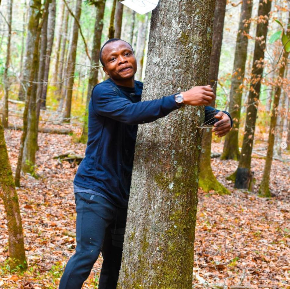 ▲▼他1小時「擁抱1123棵樹」呼籲環保愛地球　打破金氏世界紀錄。（圖／翻攝Instagram@guinnessworldrecords）