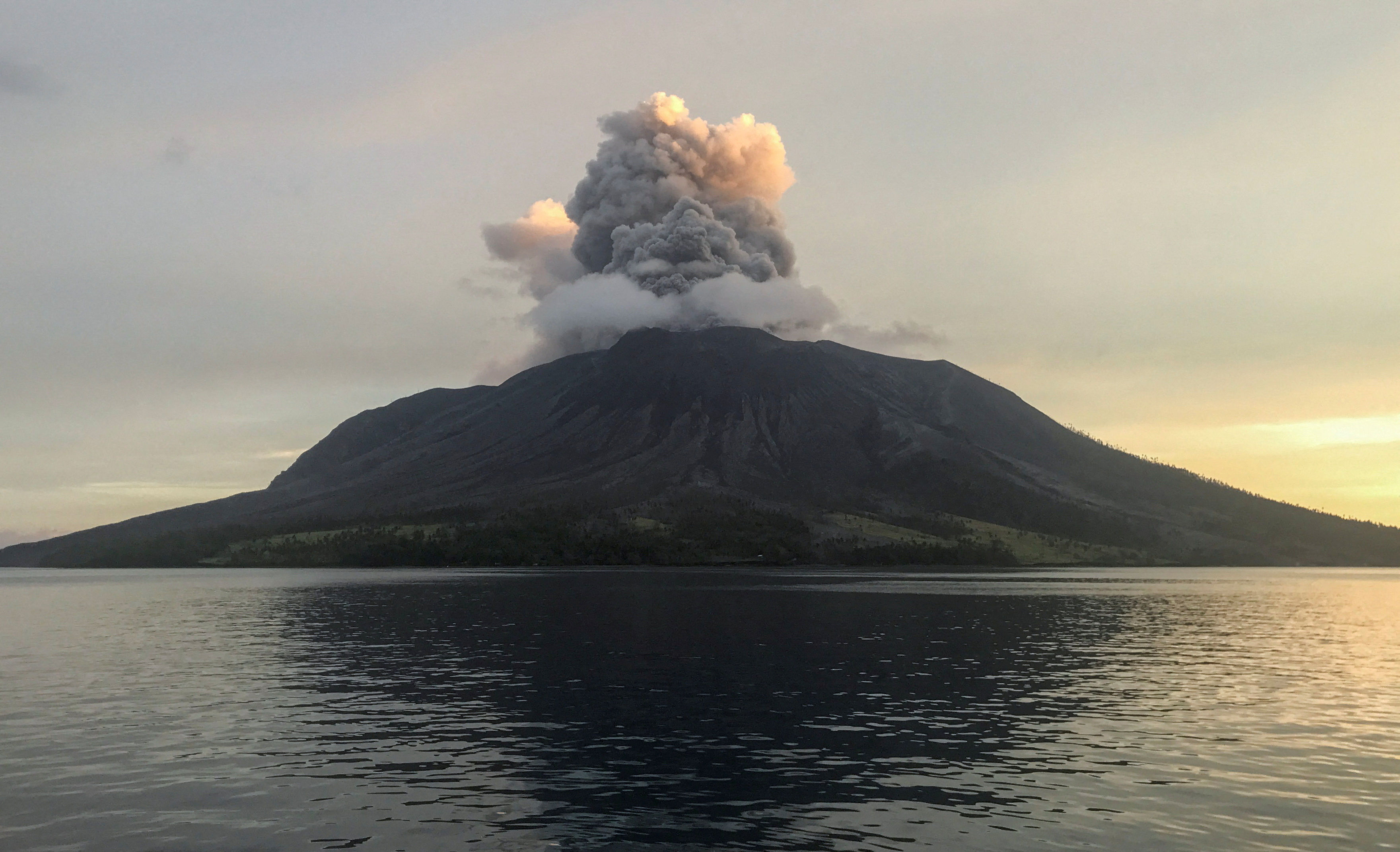▲▼印尼北蘇拉威西省的魯仰火山（Mount Ruang）4月19日噴發。（圖／路透）