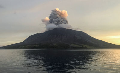 印尼「伊布火山」噴發！火山灰直衝3.5公里高　當局示警
