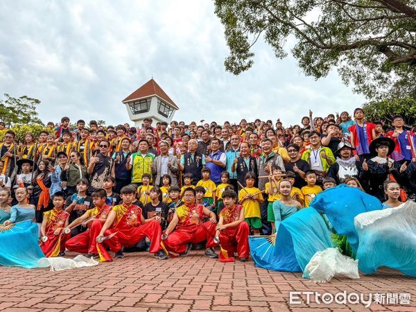 ▲「鼓動台南‧龍躍世界」系列活動，無懼天氣不穩，於4月28日熾熱起鼓，鬥陣到晚，全天在安平區鼓樂熱鬧滾滾。（圖／記者林東良翻攝，下同）