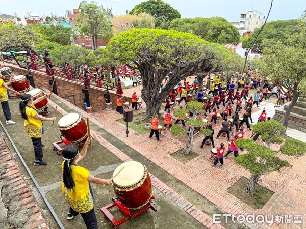 ▲「鼓動台南‧龍躍世界」系列活動，無懼天氣不穩，於4月28日熾熱起鼓，鬥陣到晚，全天在安平區鼓樂熱鬧滾滾。（圖／記者林東良翻攝，下同）