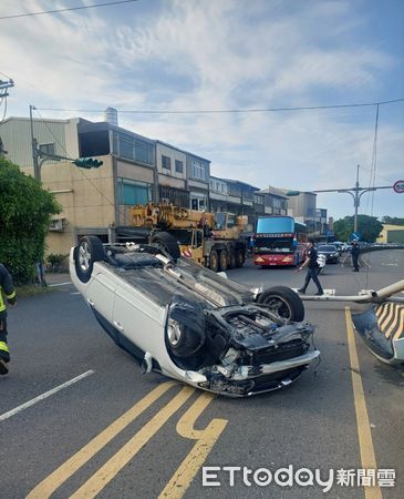 ▲▼王男與好友前往北海岸遊玩，開車返家途中疑似精神不濟，自撞燈桿後翻覆。（圖／記者陸運陞翻攝）