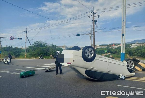 ▲▼王男與好友前往北海岸遊玩，開車返家途中疑似精神不濟，自撞燈桿後翻覆。（圖／記者陸運陞翻攝）