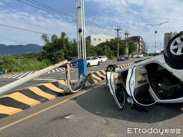 ▲▼王男與好友前往北海岸遊玩，開車返家途中疑似精神不濟，自撞燈桿後翻覆。（圖／記者陸運陞翻攝）