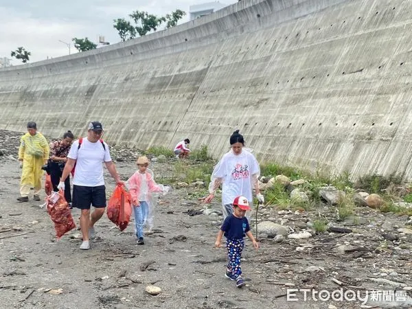 ▲富岡淨灘清出806.14公斤廢棄物。（圖／記者楊漢聲翻攝）