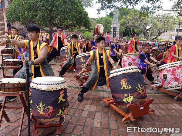 ▲安平開台天后宮、文化局、安平區公所與台南市鼓樂協會等多家團體，在安平古堡演出鄭成功「開台聖王」，400人共同擊鼓，讓《台南400》鼓動台南、龍躍世界。（圖／記者林東良翻攝，下同）