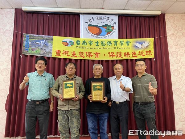 ▲立委郭國文頒獎給鄭宗達及蘇佳霖2位尋獲市長黃偉哲任內野放黑面琵鷺的鳥友。（圖／記者林東良翻攝，下同）