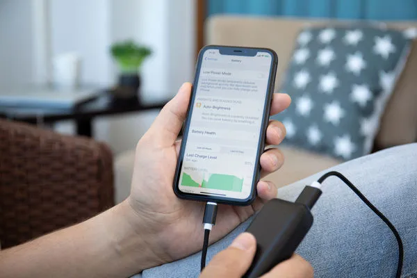 睡前滑手機，把iPhone壓枕頭、毯子下充電整晚會怎樣？蘋果官方警告：恐對身體造成1影響