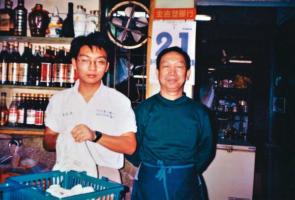 徐泰山二代經營者徐志良（左）與父親徐耀德（右）早期的合照。（翻攝徐泰山汕頭火鍋臉書）