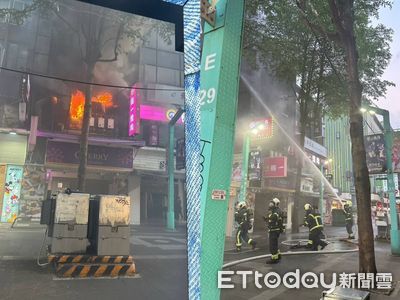 快訊／西門町頂級燒肉店竄烈火　警消急佈水線灌救疏散人潮