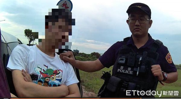 ▲台南市警三分局安順派出所員警，巡邏發現2名男子於自小客車內休息，警方心覺可疑隨即實施盤查，查獲2名越南籍阮姓車手，並起獲金融卡、手機及現金15萬元等物。（圖／記者林東良翻攝，下同）