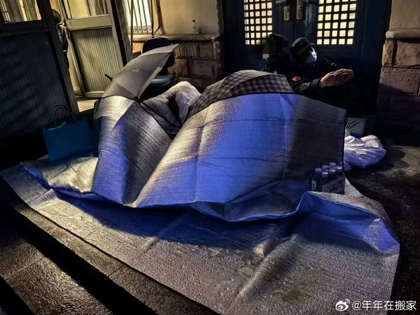 ▲大陸病毒專家郭永振在雨夜中睡在實驗室大門口表達抗議。（圖／翻攝微博）
