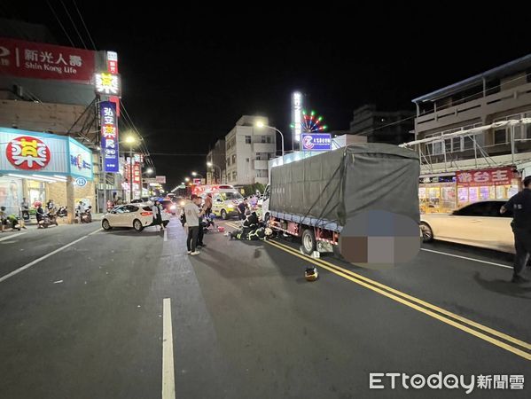 ▲▼             嘉義雙載機車撞違規轎車，後座女大生遭貨車輾斃。（圖／記者翁伊森翻攝）