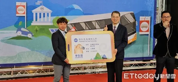▲暨南大學武東星（右）和學生會長王宸浩一起秀出「NCNU Free-PASS」，憑學生證即可搭乘台灣好行客運免費往返高鐵台中站。（圖／記者高堂堯攝）
