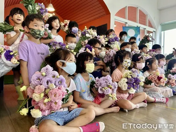 ▲雲林家扶中心今日贈送虎尾非營利幼兒園師生母親節洋桔梗花。（圖／記者蔡佩旻攝）