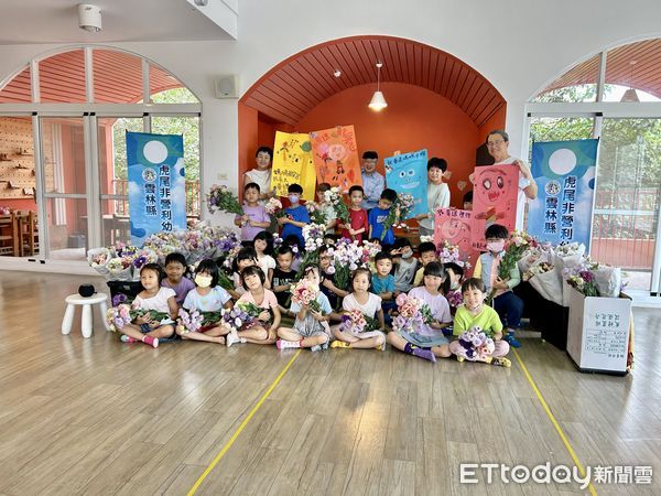 ▲雲林家扶中心今日贈送虎尾非營利幼兒園師生母親節洋桔梗花。（圖／記者蔡佩旻攝）