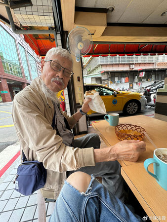 ▲▼陳法蓉陪88歲高齡父來台旅行，透露爸媽是台大同學。（圖／翻攝自微博）