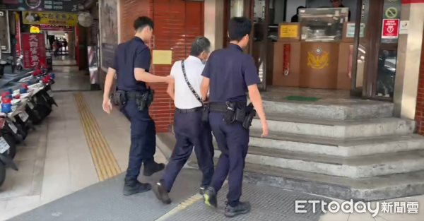 ▲▼             基隆一名男乘客搭公車怒拉女乘客下車。（圖／記者郭世賢翻攝）