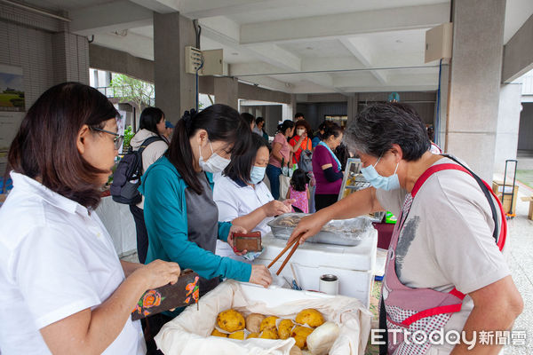 ▲▼慈濟大學續辦「食在小市集」，希望大家透過購買行動支持在地經濟。（圖／慈濟大學提供，下同）