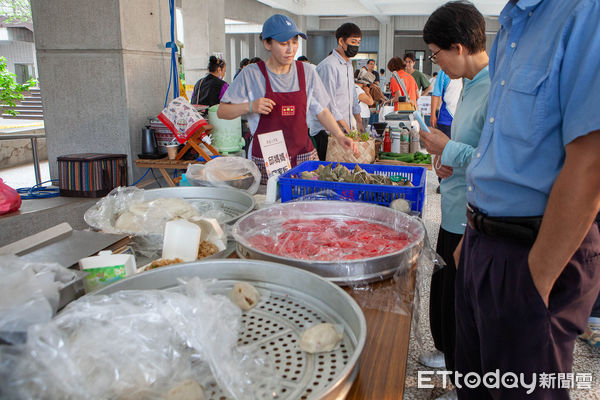 ▲▼慈濟大學續辦「食在小市集」，希望大家透過購買行動支持在地經濟。（圖／慈濟大學提供，下同）